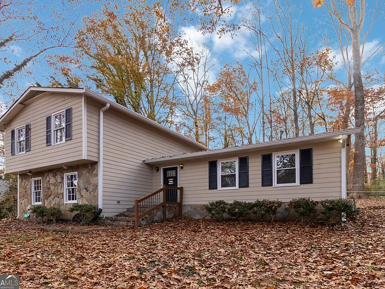 888 Chartley Dr — Photo 2