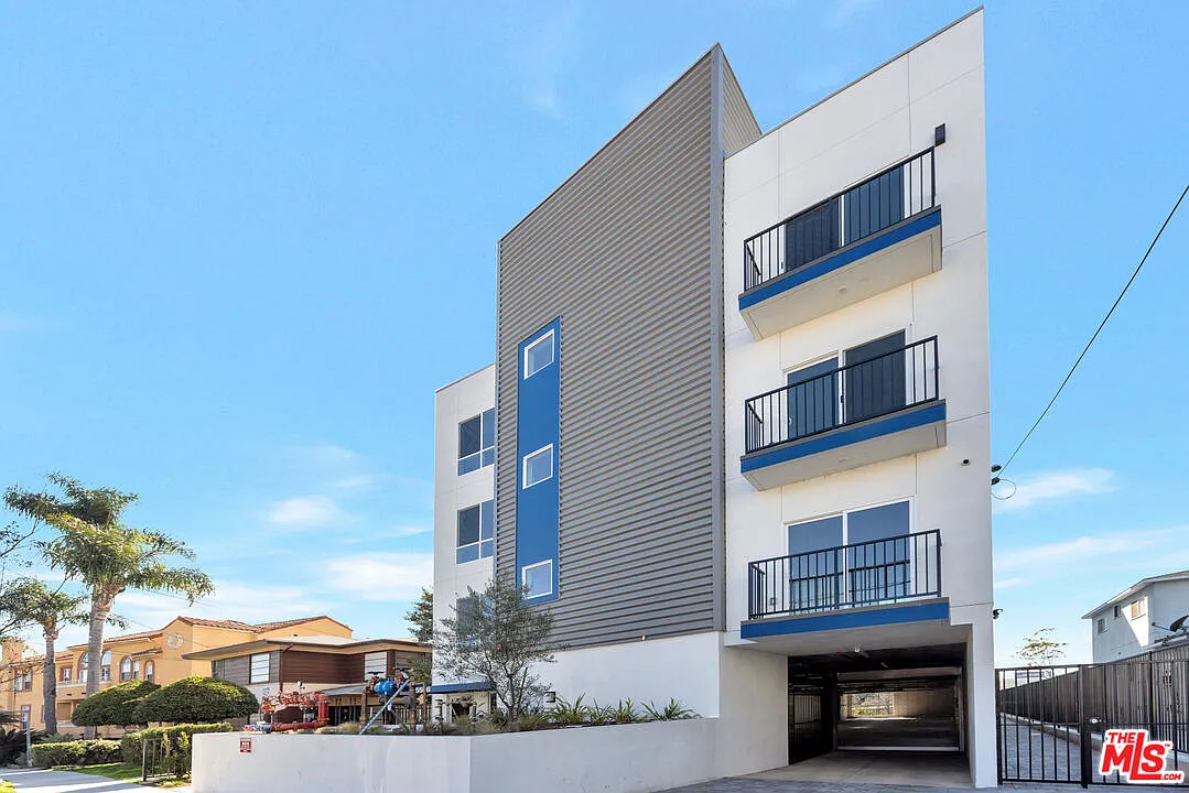 2 bed, 2.0 bath, 900 sqft, $3,100 — Photo 2