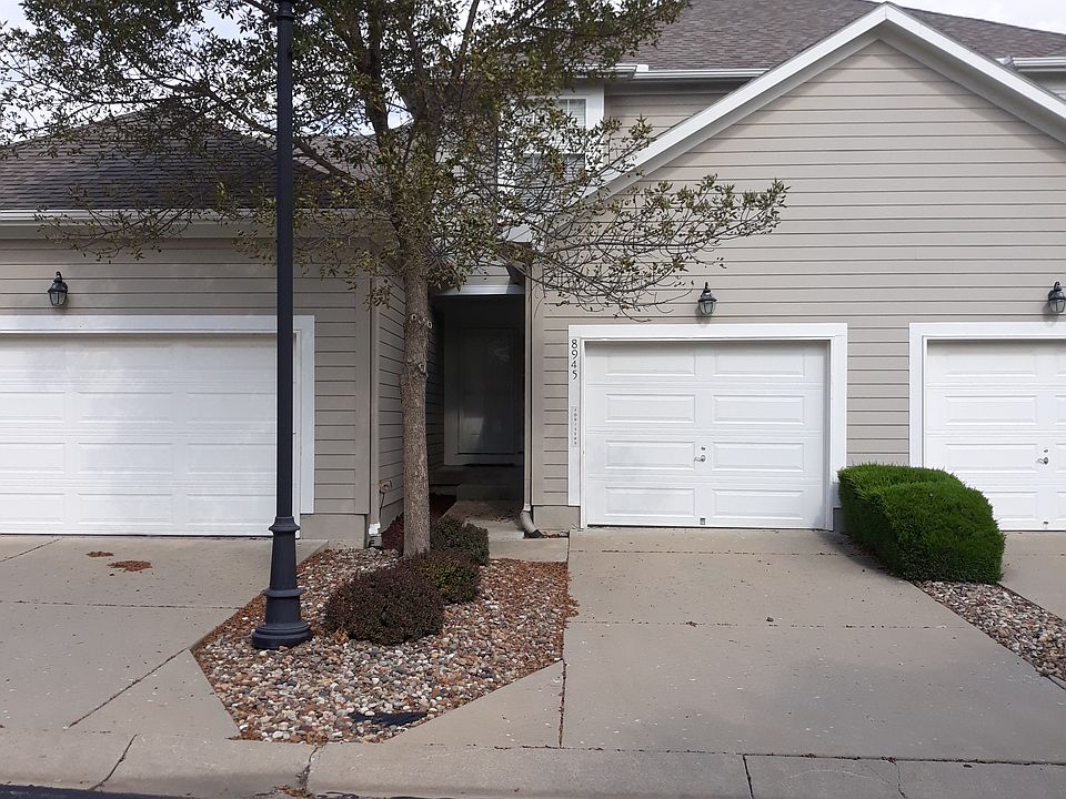 Ctr garage door is unit 