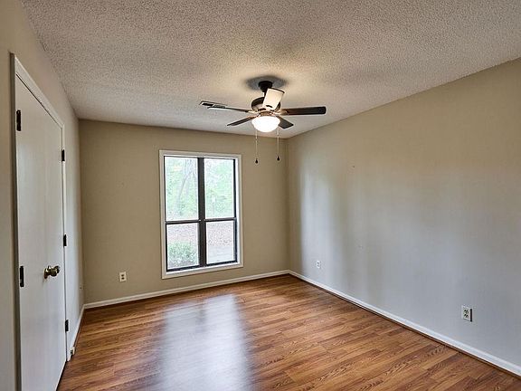5th image of 914 Persimmon Pl