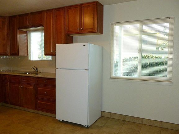 4th image of 447 Central Ct
