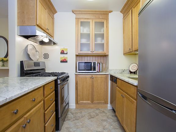 5th image of 505 E 79th St APT 10D
