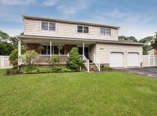 14 Fairway Dr, Bellport, NY 11713