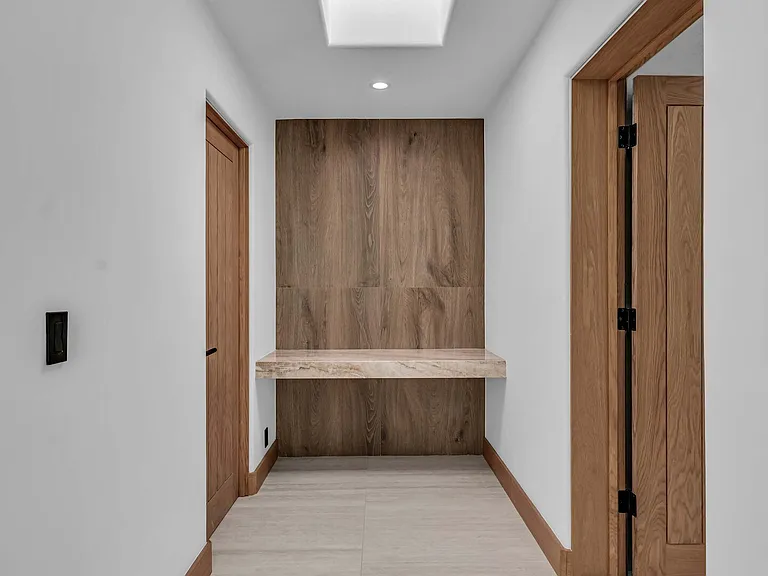 Tamarisk Rd — Photo 15