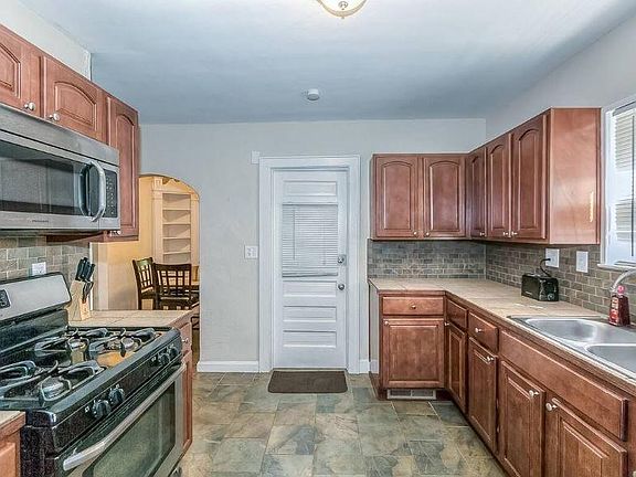 3rd image of 442 E Meyer Blvd #1