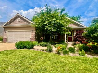 2402 Treeline Dr, Bloomington, IL 61704