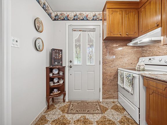 4th image of 8 Woolton Cres