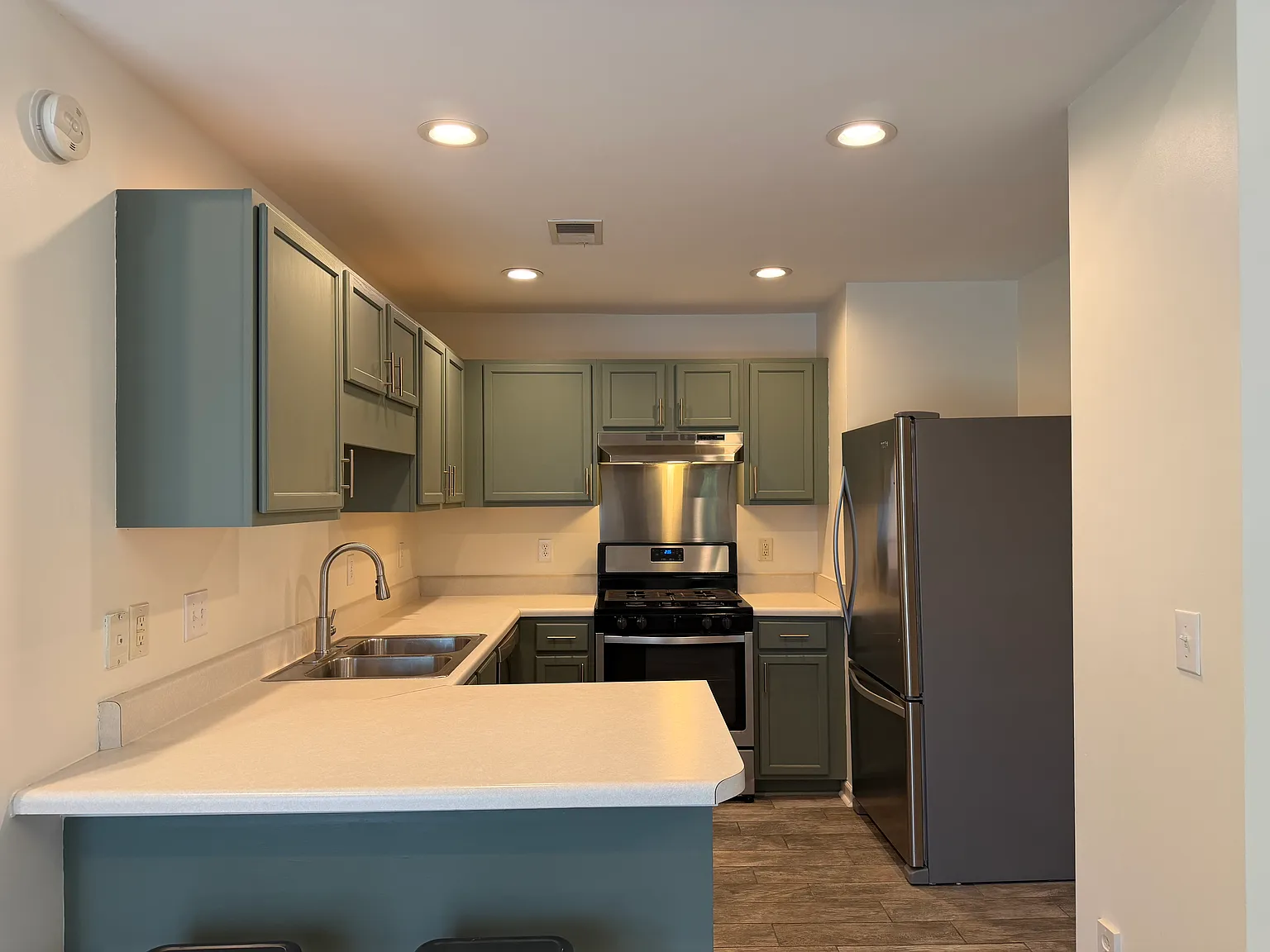2 bed, 1077 sqft, $1,700 — Photo 2