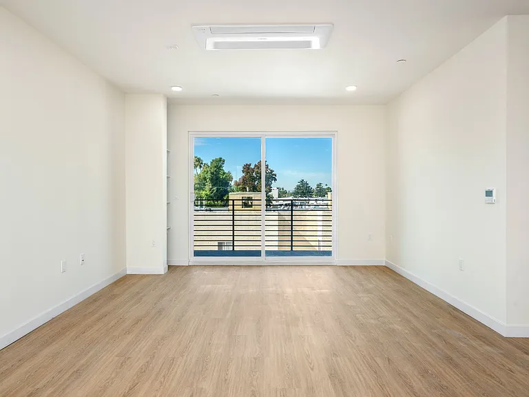 Brand New Luxury Homes! W/D, Balcony & Parking! — Photo 8