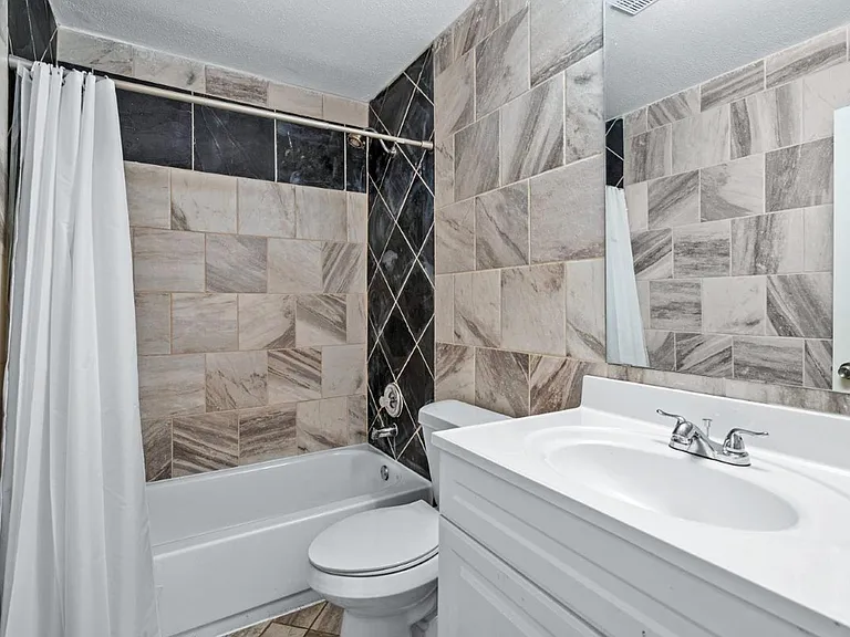 8128 Heritage Place Dr — Photo 23