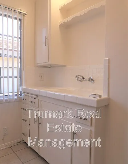 623 W Stocker St #C — Photo 6