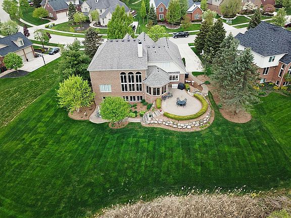 2nd image of 2724 Hawthorne Dr S