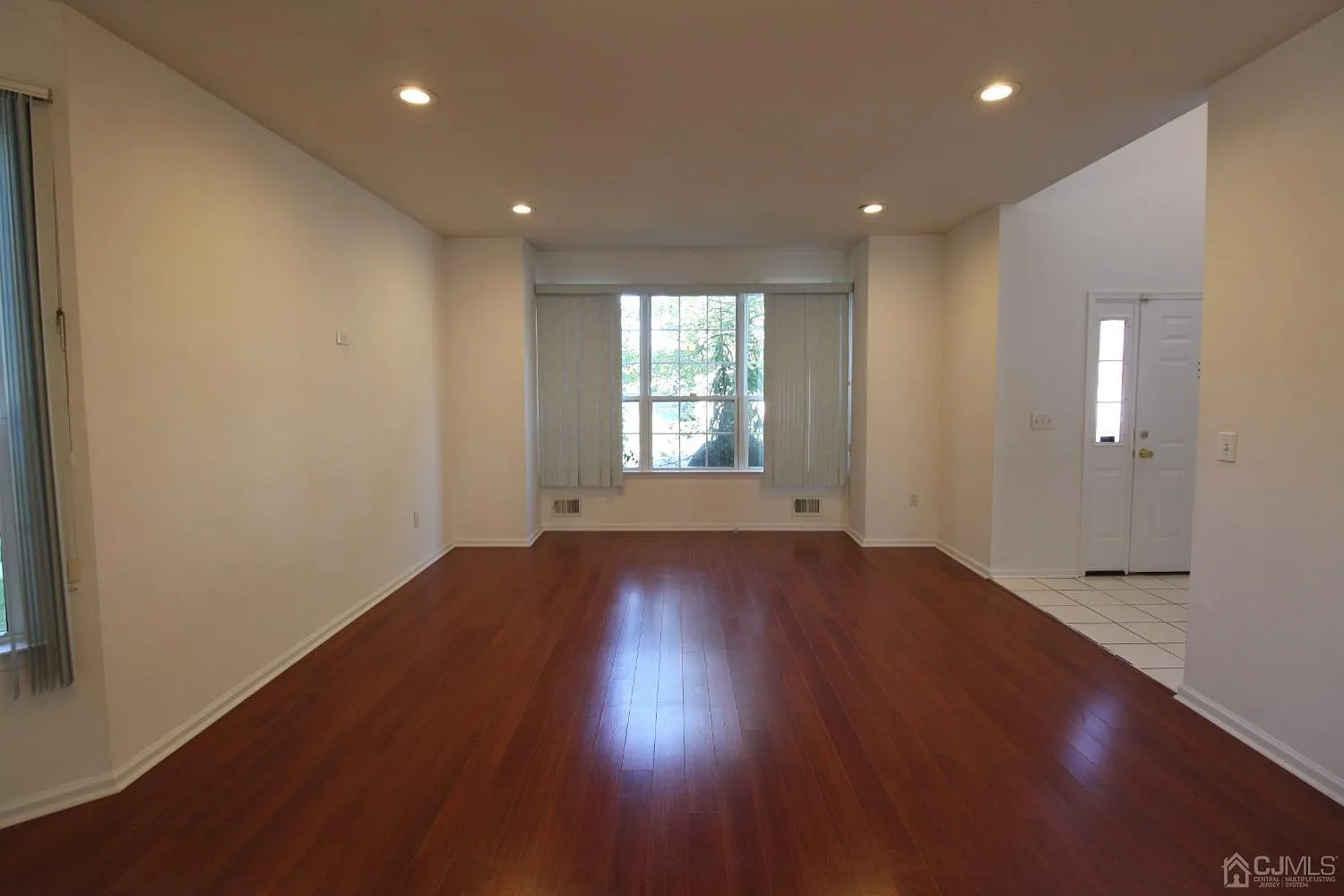 4 bed, 2.5 bath, 2374 sqft, $3,600 — Photo 3