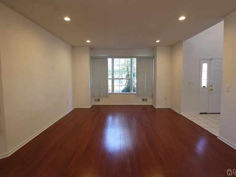 27 Pin Oak Dr — Photo 3