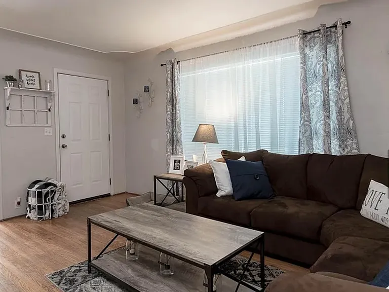 204 Oakshire Ave — Photo 3