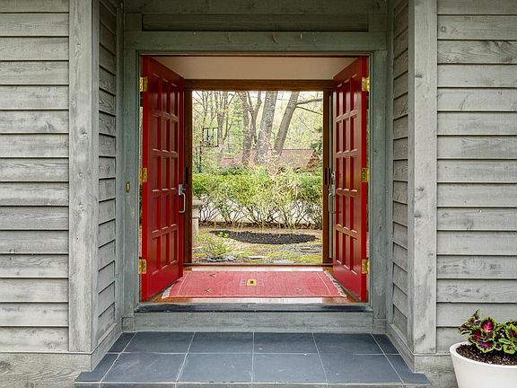 4th image of 568 Yaronia Dr N