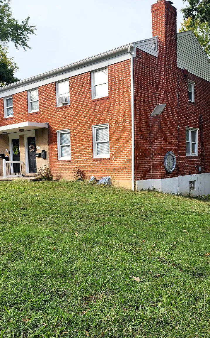 3 bed, 1.5 bath, 2063 sqft, $1,800 — Photo 1