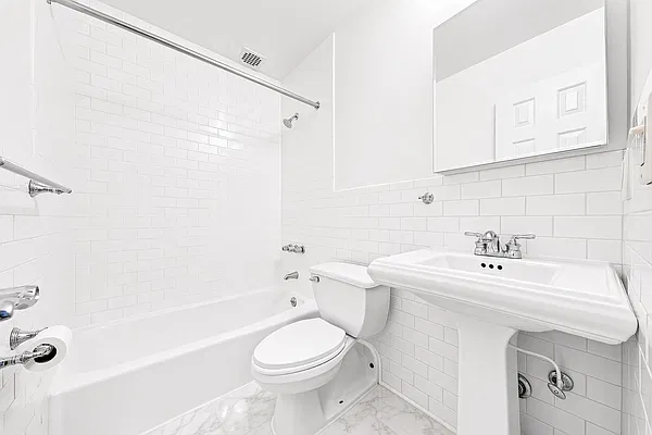 Bathroom, photo 1