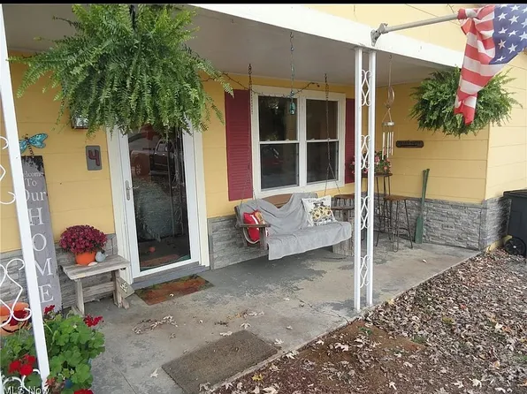 4 Frankfort Rd, New Cumberland, WV 26047