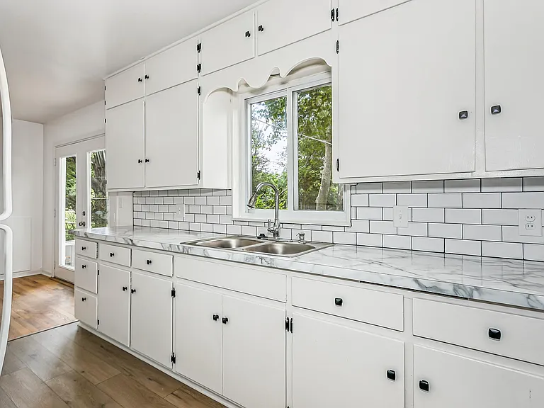 633 N Clayton Ave — Photo 8