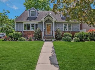1784 W End Ave, New Hyde Park, NY 11040