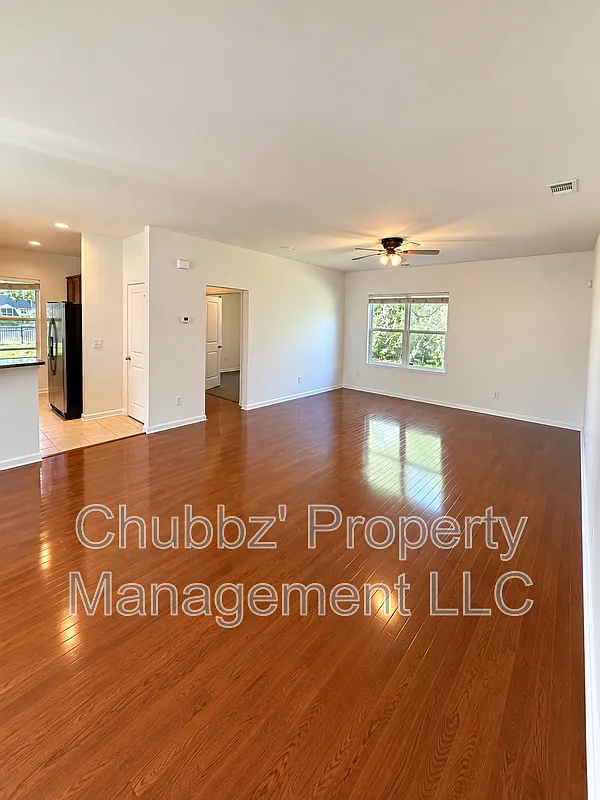 3 bed, 2.5 bath, 2242 sqft, $2,400 — Photo 2