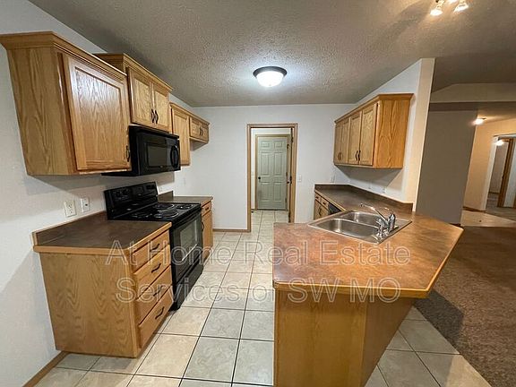 4th image of 1026 N Oxford Dr
