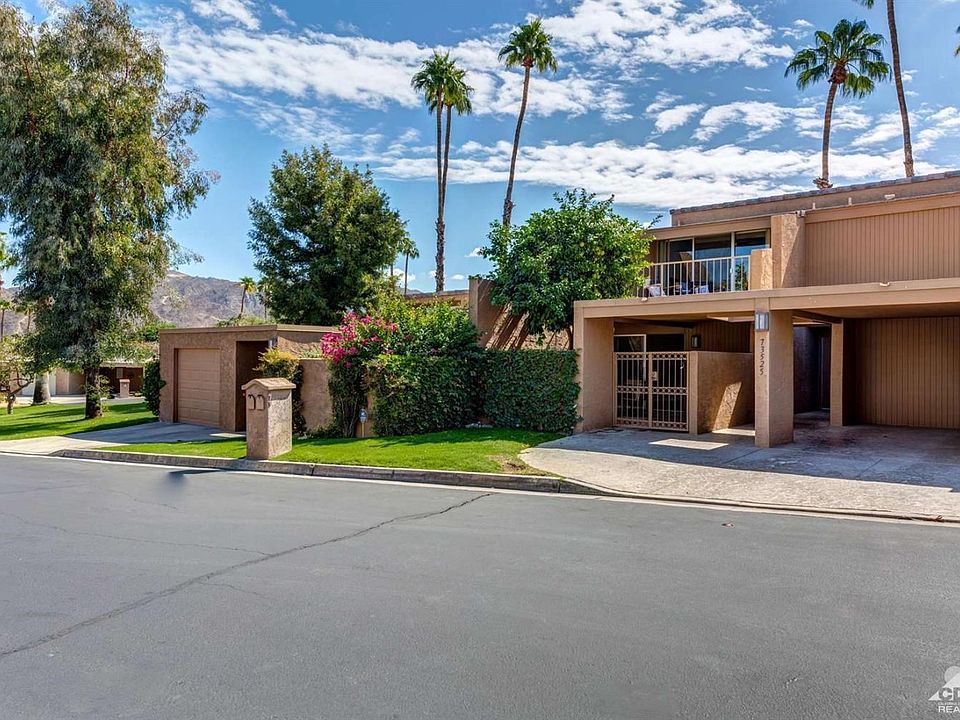 Street View: Covered parking and enclosed patio in front