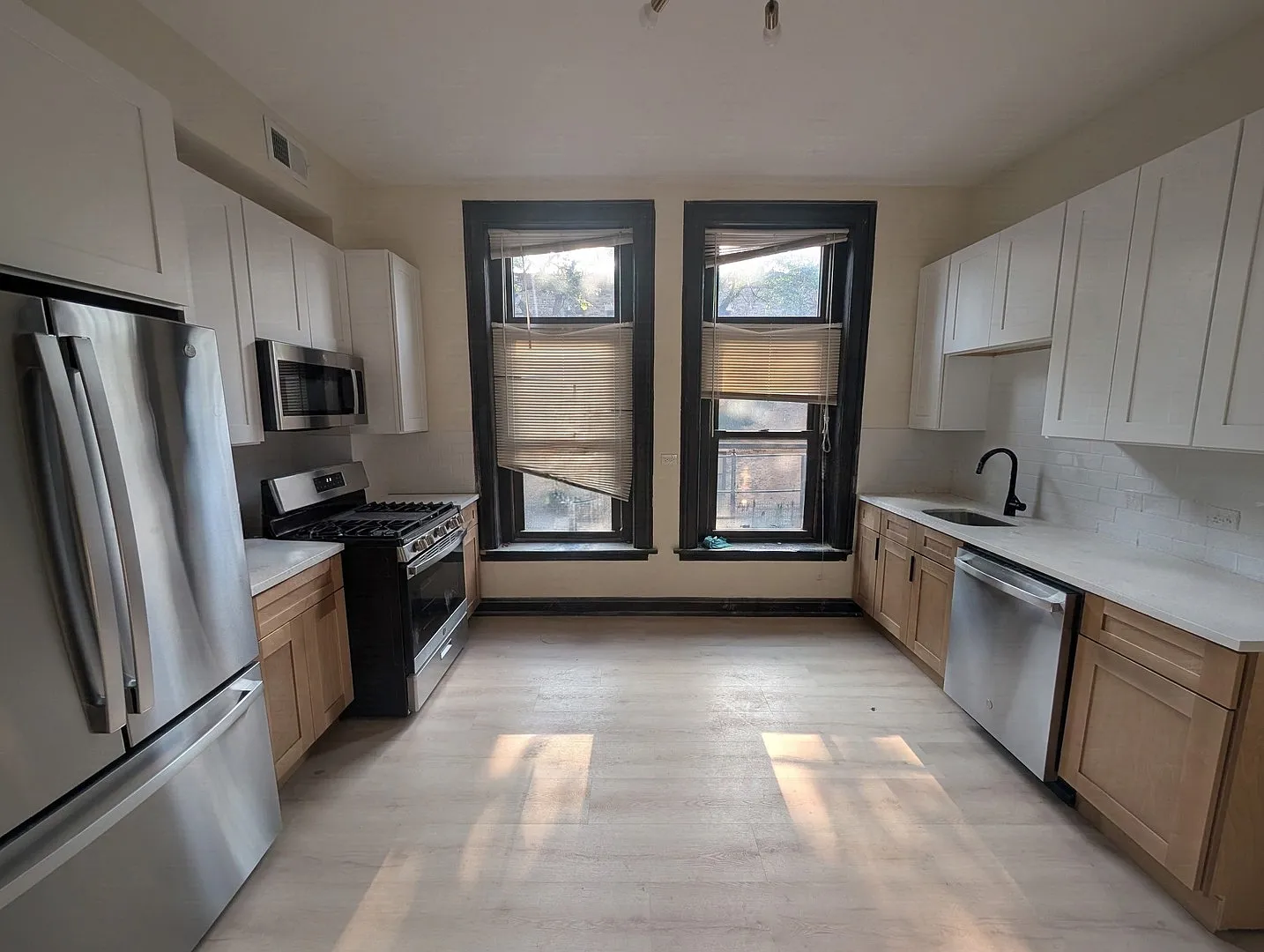 2 bed, 1100 sqft, $2,895 — Photo 2