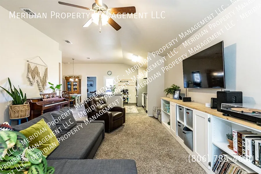 Beautiful Three bedroom home in Frenship ISD — Photo 3