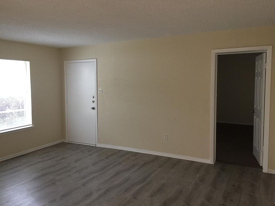 1st image of 702 Crestbrook Ln