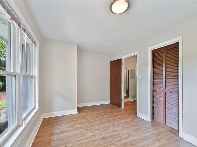 326 Mathews Ave #B — Photo 13