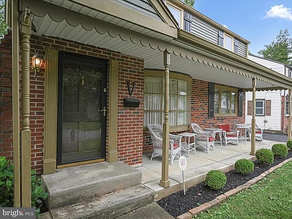 5th image of 1043 Girard Ave