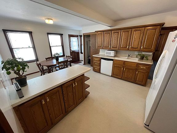 3rd image of 409 6th St SE #1
