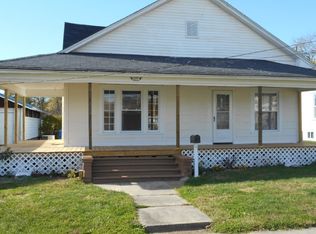 612 S Main St, Flora, IL 62839