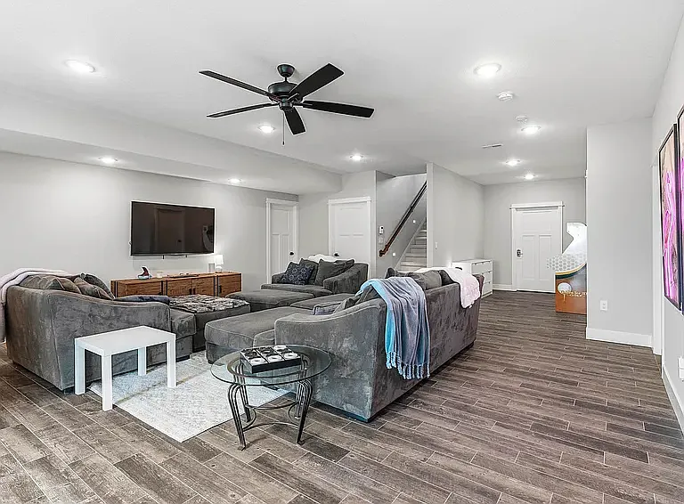 3912 Travers Cir — Photo 31