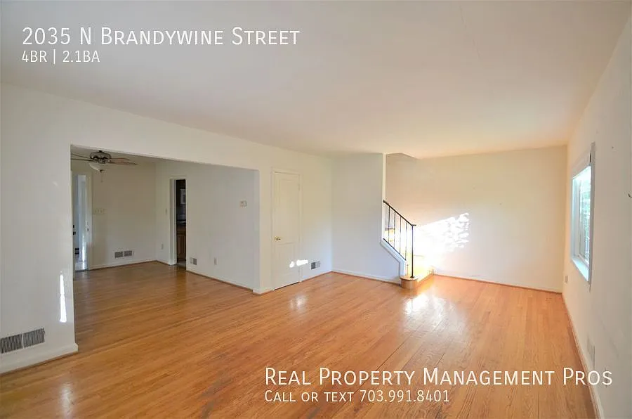Charming End Unit with Loft- N Arlington! — Photo 3