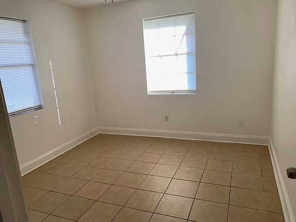 5th image of 309 W Magnolia Dr