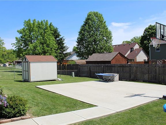 3rd image of 913 E Brookside Ln