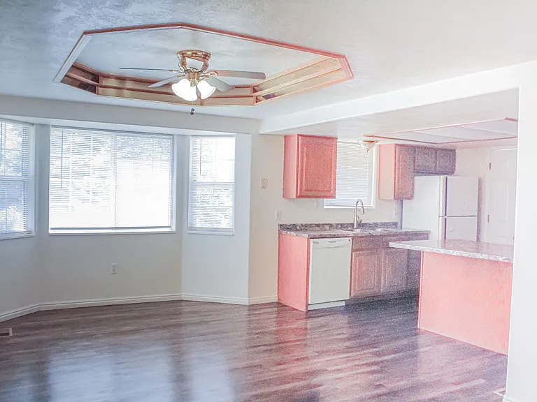 Kitchen/Dining area/bay window