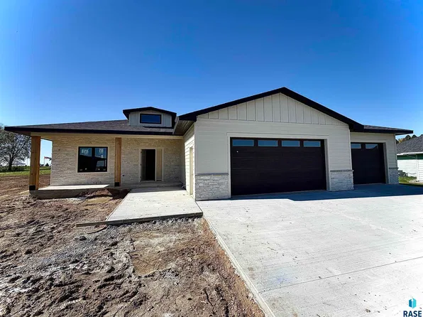201 Paisley Cir, Crooks, SD 57020