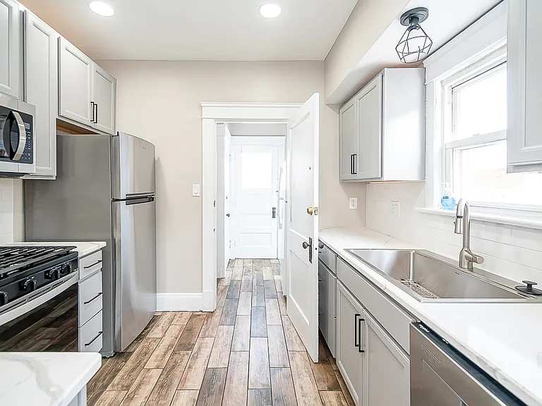 10712 Fidelity Ave #UP — Photo 2