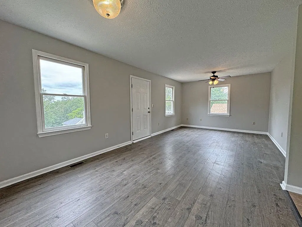 3 bed, 1027 sqft, $1,695 — Photo 2