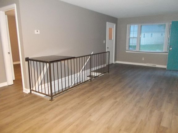 4th image of 829 Hillcrest Dr