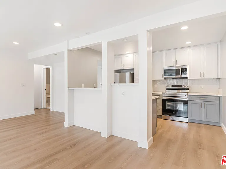 6275 Canterbury Dr #210 — Photo 10