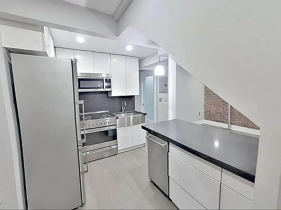 5th image of 411 E 12th St APT 6