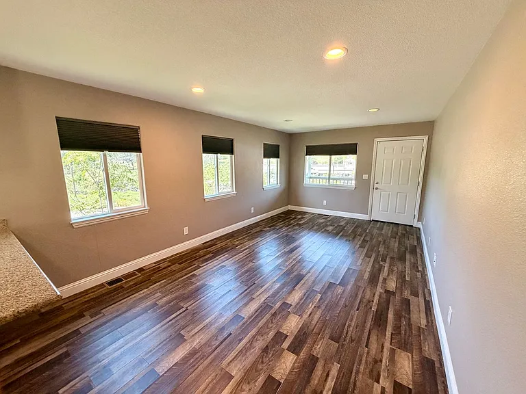 851 E Main St — Photo 4