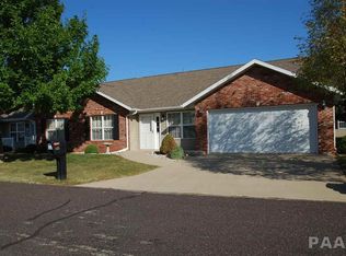 1425 Sunnyview Ct, Pekin, IL 61554