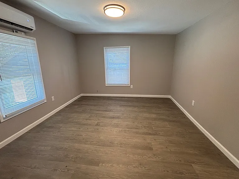 402 E Elm St #1/2 — Photo 5