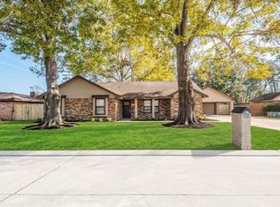 12510 Old River Dr, Mont Belvieu, TX 77523